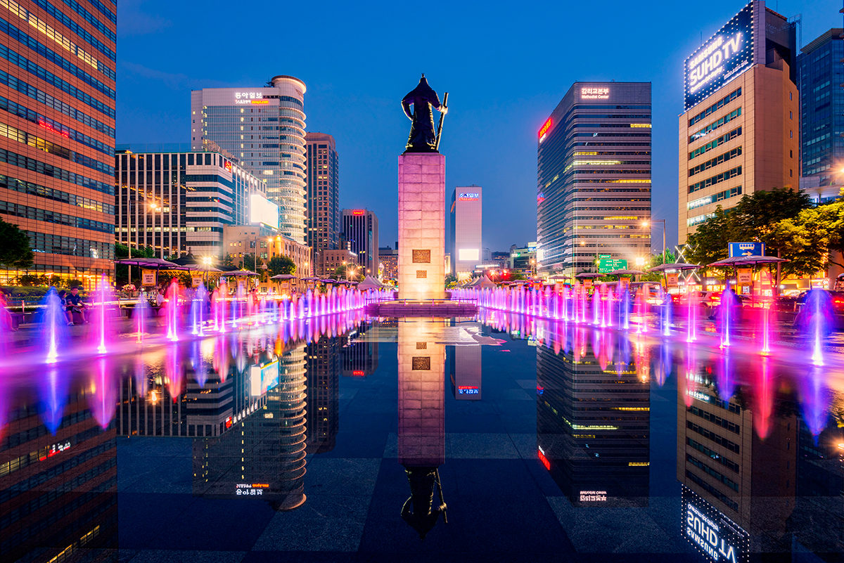 Цветные фонтаны у памятника Ли Сун Сину